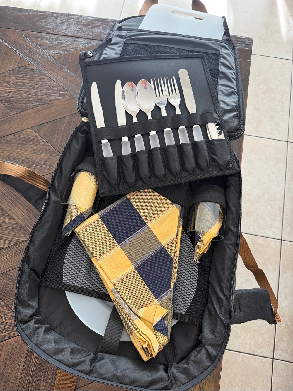 Harry & David Green Insulated Picnic Backpack Cooler Set Plates Glasses Utensils - Picture 5 of 9